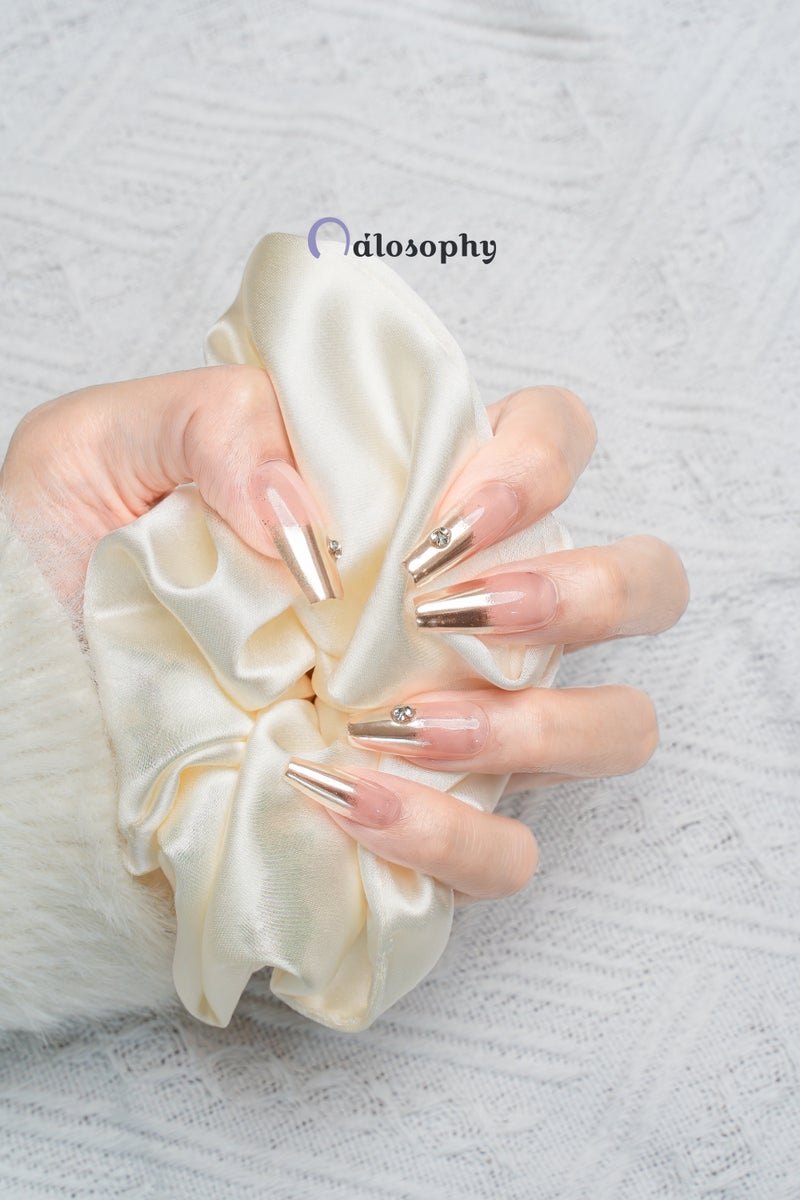 Nailosophy أظافر جل مضغوطة يدوية الصنع بلمسة فرنسية ذهبية كروم مع حجر الراين | شكل كوفين - Image 4
